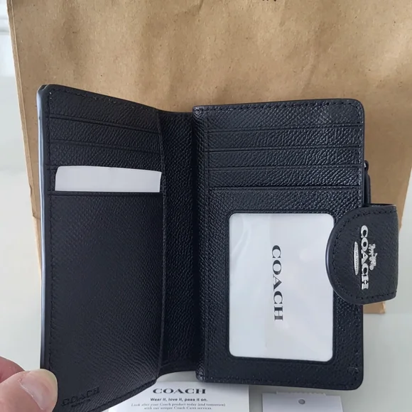 Women Coach WalletBrand new with tag
Miami, by dolphin mall. - Picture 3 of 4